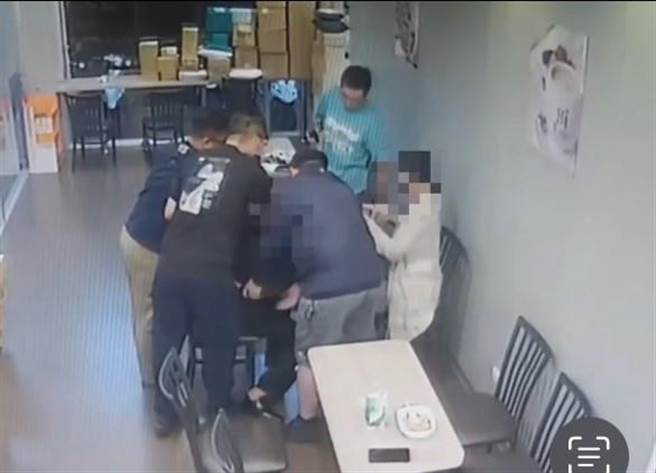 詐騙集團假冒知名主播助理身分行騙，遭警方埋伏逮捕。（竹北分局提供／邱立雅竹縣傳真）