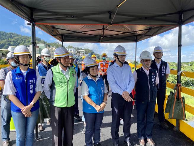 台中山城交通樞紐埤豐橋將於24日起封閉拆除，建設局長陳大田6日視察施工進度。（陳淑娥攝）