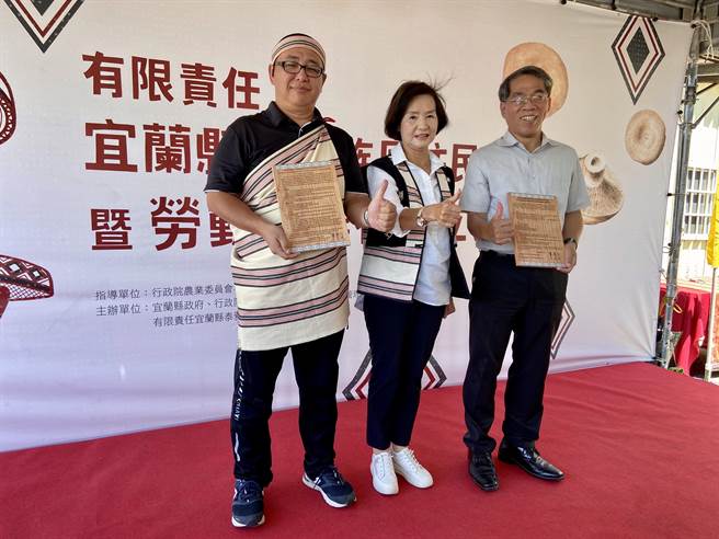 原住民合作社理事主席高勇伟（左）与罗东林管处长萧崇仁（右）在部落长者与县长林姿妙（中）的见证下，共同签下合作伙伴宣言。（吴佩蓉摄）