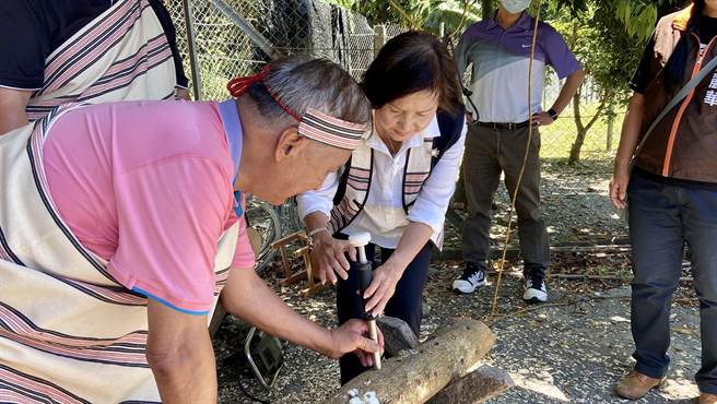 宜兰县长林姿妙体验种菌。（吴佩蓉摄）