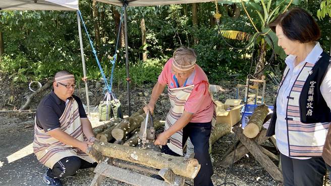 由段木香菇产销班长示范钻孔。（吴佩蓉摄）