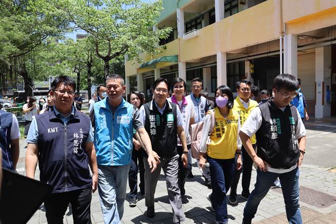 新竹縣人口激增面臨高中端教學量能恐不足問題，立委6日組團來考察。（邱立雅攝）