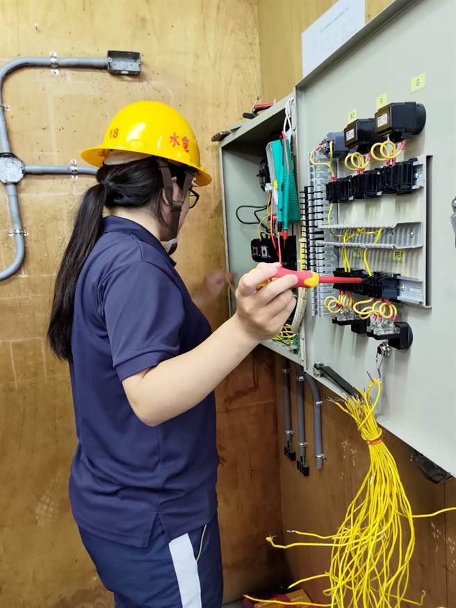 水电班结训学员谢佳芸于产训班受训画面。（谢佳芸提供／高雄洪靖宜传真）