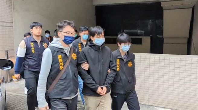陈姓男子（右二）被依诈欺、妨害电脑使用、偽造文书等罪嫌送办。（警方提供／胡欣男台北传真）
