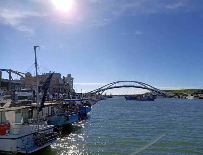 桃园市永安渔港为全台唯一客家渔港，日前获三星渔港殊荣，市府与中坜区渔会办理「永安渔港星缤乐狂欢嘉年华」至今迈入第19年。（农业局提供／蔡明亘桃园传真）