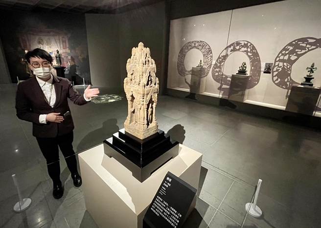 策展人陈宜安以不同的山形门，带观眾穿越时空，佛像展览搭配皮影戏，认识泰国民眾与佛教密不可分的日常生活。（杨静茹摄）