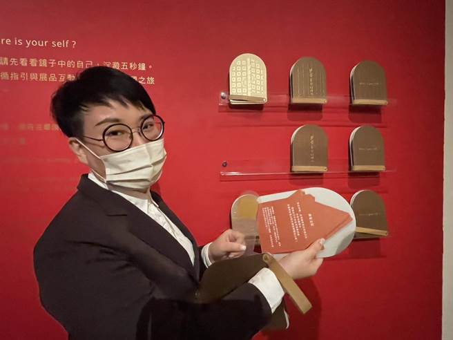 策展人陈宜安特地提供导览卡，或以Monk Chat为情境背景设计语音导览服务，让看展更有趣。（杨静茹摄）
