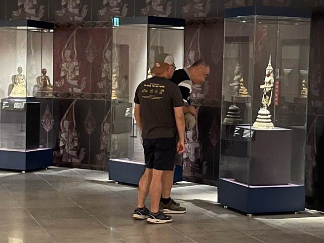 展厅空间以不同造型的「山形门」设计，引领观者进入泰国歷史的时光隧道。（杨静茹摄）