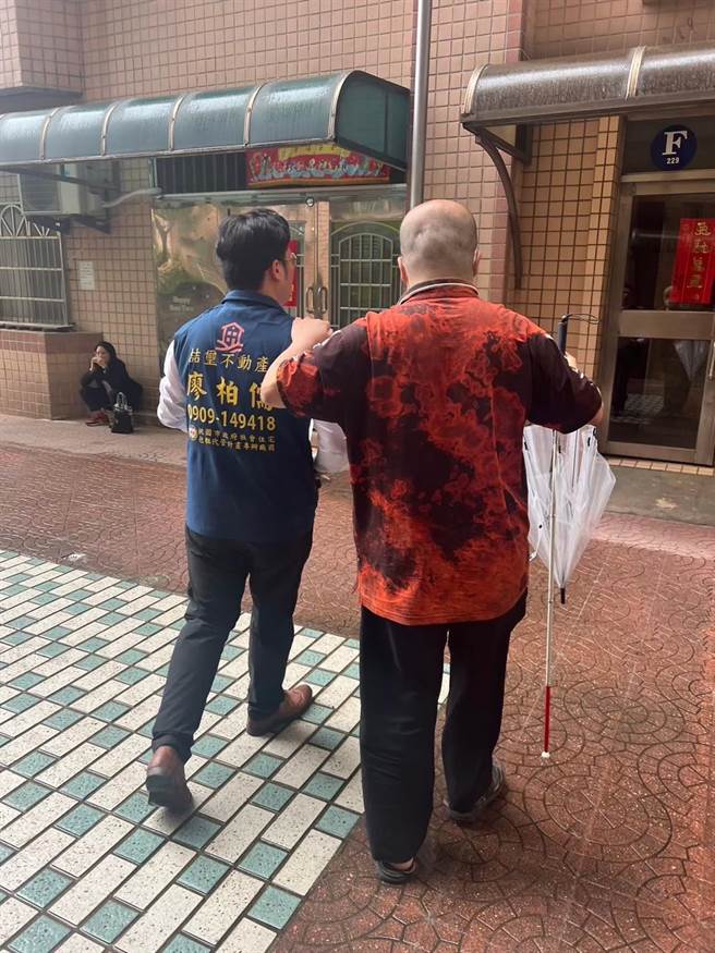 桃园市政府包租代管业者喆玺不动产帮助王姓视障兄弟找到安身处，房租更便宜还能申请补助。(市府提供／蔡依珍桃园传真)