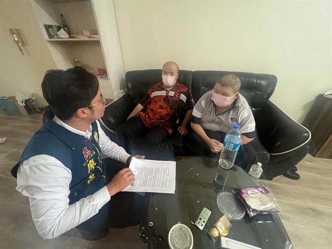 桃园市政府包租代管业者喆玺不动产帮助王姓视障兄弟找到安身处，房租更便宜还能申请补助。(市府提供／蔡依珍桃园传真)