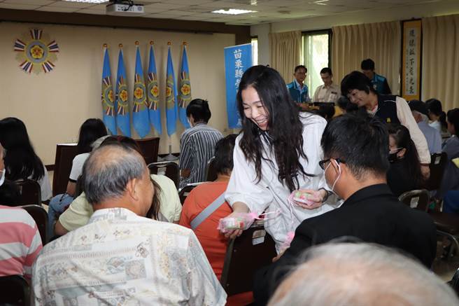 苗栗縣長夫人陳美琦在現場與大家互動。（苗栗縣政府提供／李京昇苗栗傳真）