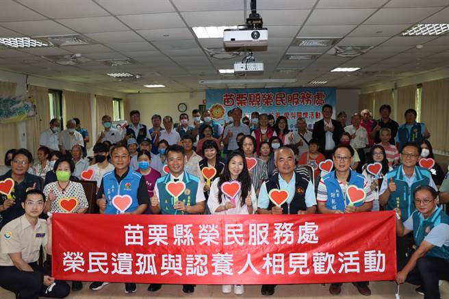 縣長夫人陳美琦到場頒發縣長私人準備的嘉勉金，祝福獲獎賢伉儷能永遠幸福美滿及在學的學生們學業進步。。（苗栗縣政府提供／李京昇苗栗傳真）