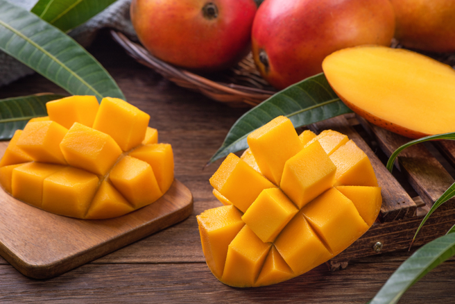 农粮署表示，芒果长黑斑是受黑斑病或炭疽病感染，不会感染人体，切掉就能吃。(达志提供)