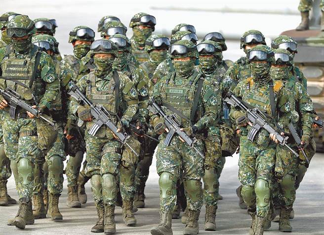 脸书粉专「山姆小叔Gun & Fun」发布国军抗弹板的防弹效果实测影片，显示有多发击穿。对此国防部回应，若测试的抗弹板确属国军军品，将依法追究法律责任。（本报资料照片）