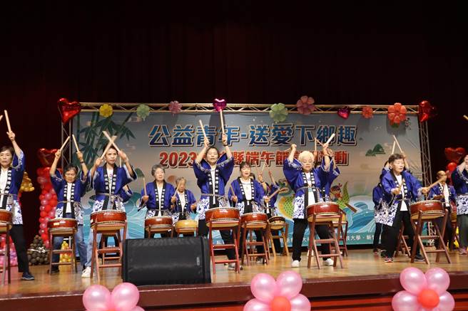 新竹县横山乡沙坑社区发展协会成立沙坑社区青银共荣太鼓队，鼓队成员年龄从10岁到85岁，时常受邀于活动上演出。（邱立雅摄）