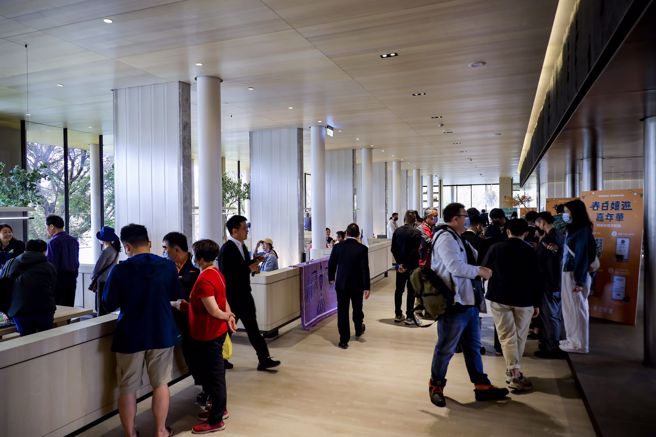 「宏道新竹帝寶」吸引許多歸國子女、資金回流的台商購屋，就是看好目前低基期的4字頭房價進場，也掀起竹科市場一波購屋熱潮。（葉思含攝）