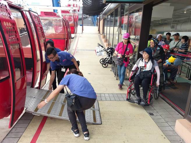 丽宝乐园渡假区中的天空之梦摩天轮，备有无障碍专用道，让身障朋友也能一圆登高梦想。（丽宝乐园渡假区提供）