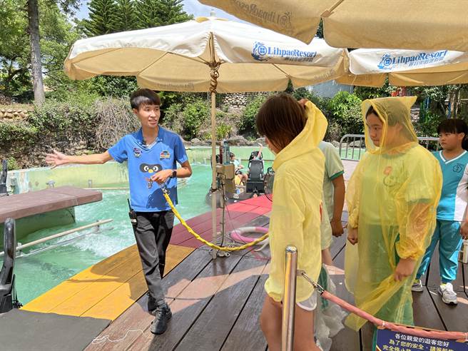 员工陈慈恩获得「服务尖兵」个人奖。（丽宝乐园渡假区提供）