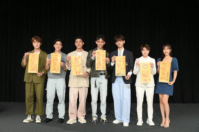 《免疫屏蔽》举办首映会，演员群开心合照。（三立提供）