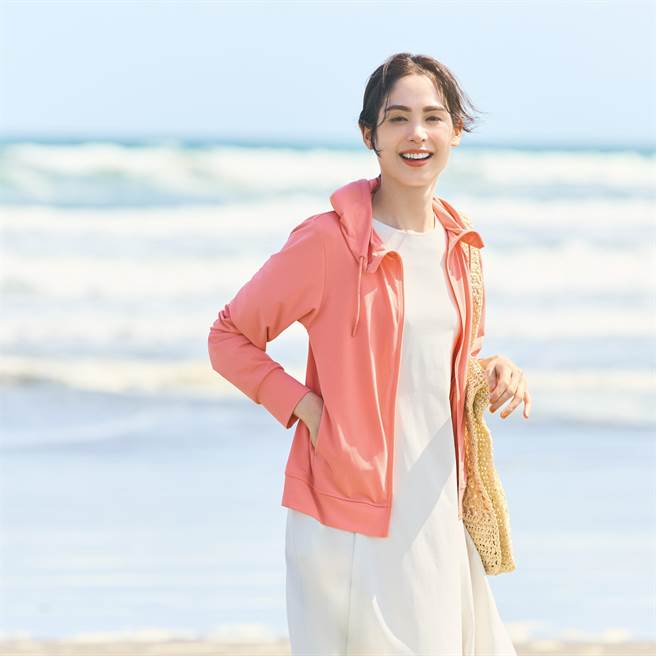 UNIQLO女装AIRism防晒抗UV网眼连帽外套，期间限定790元。（UNIQLO提供／朱世凯台北传真）