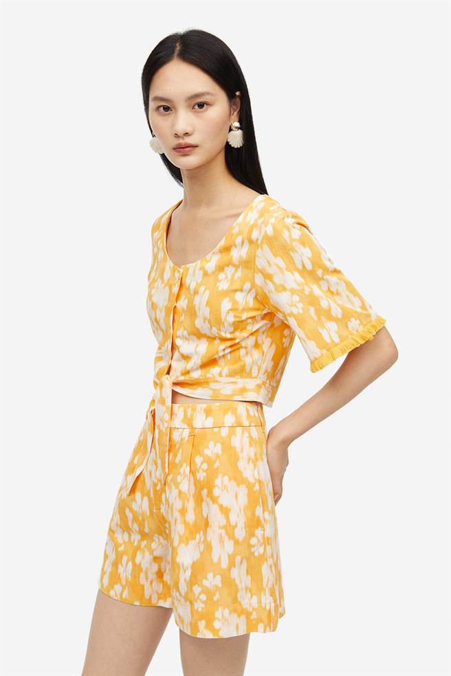 H＆M盛夏午后系列以经典中性色结合清爽活泼的凤梨橙黄和海洋蓝调，带来视线缤纷降温感。（H＆M提供／朱世凯台北传真）