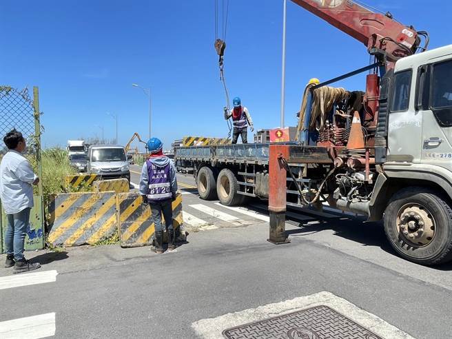桃园市观音区草漯重划区第一单元，新工处6日派员撤除道路纽泽西护栏，正式开放通行。（新工处提供／蔡明亘桃园传真）