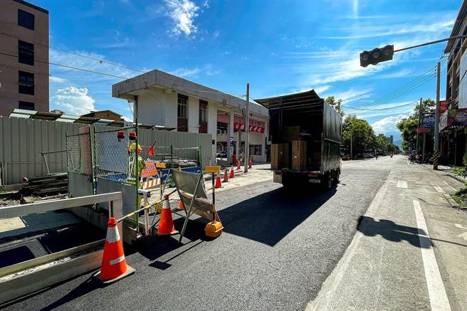 宜兰考区考场在復兴国中，但復兴路正在道路施工，开车的考生可改走农权路抵达考场。（李忠一摄）