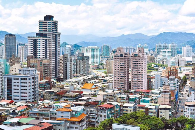 行政院通过「房屋税差别税率2.0方案」，可照顾刚买房成家的民眾，减轻年轻人负担，落实居住正义。（资料照片）