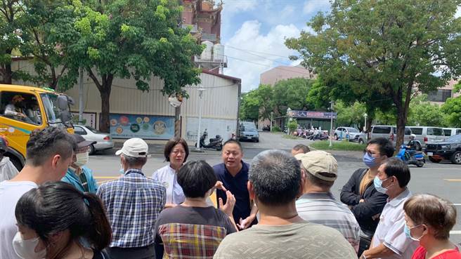 高雄岡山警方與民代到壽天國小附近會勘道安。（翻攝照片／林瑞益高雄傳真）