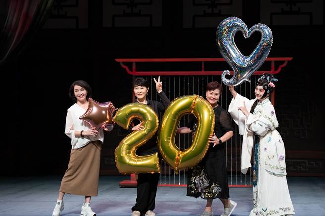国家文艺奖得主魏海敏代表作《王熙凤大闹寧国府》首演至今已20年，今年再度重演，并再度和豫剧天后王海玲搭檔演出。（国光剧团提供）