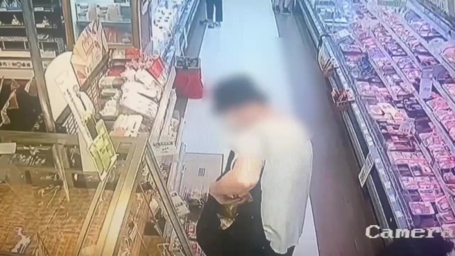台北市1名51岁杨姓男子，日前在万华区广州街1家卖场内，窃走卖场贩售的麵包24个。（翻摄画面）