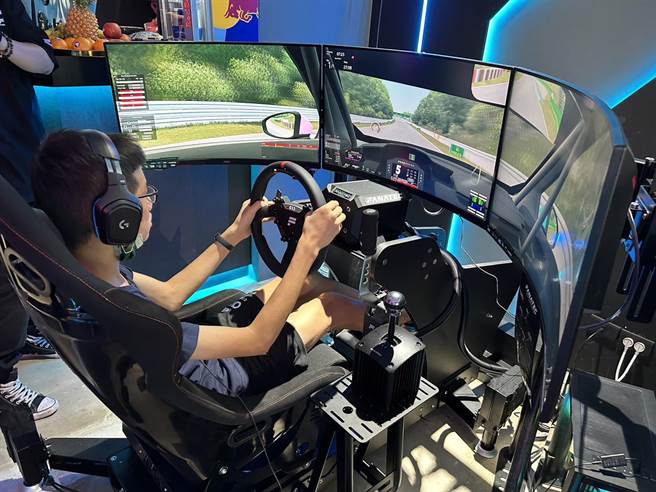 「SVR Esports极速境界」电竞门市设置多座的赛车模拟器，在这里透过赛车模拟器提供玩家超拟真的驾驶操控赛车，开幕期间更提供亲民的体验费用，欢迎全台喜欢赛车的民眾都可以来体验。（冯惠宜摄）