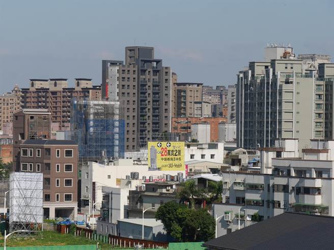 桃园市去年起针对非自住住家用房屋5户以下者全部按税率2.4％、6户以上者全部按税率3.6％。（蔡依珍摄）