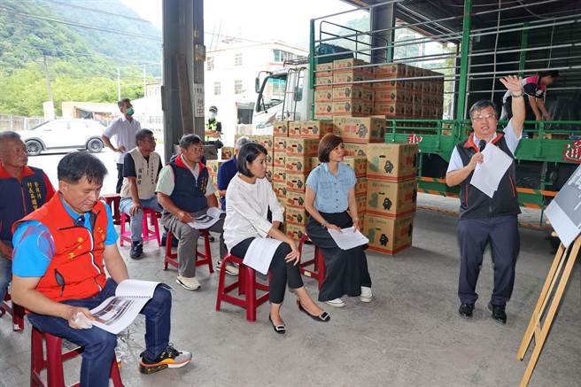 仁爱乡农会总干事戴锦稔说，眉溪集货场老旧且空间不足，铁皮屋顶逢雨漏水，希望县府补助修缮。（杨静茹摄）