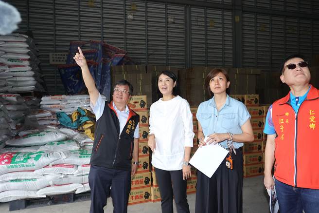 戴锦稔（左起）指着屋顶告诉许淑华，眉溪集货场老旧，屋顶锈蚀逢雨就漏水。（杨静茹摄）