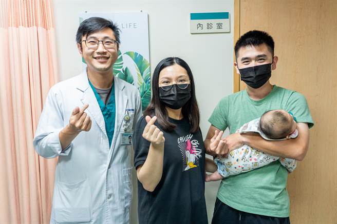 台中市沙鹿区27岁卓姓产妇怀孕5个月时接受高层次超音波检查发现宝宝有危急性先天性心臟病，所幸及早发现，由医护团队密切追踪并于宝宝诞生后进行心臟手术，目前恢復良好。（光田综合医院提供／潘虹恩台中传真）
