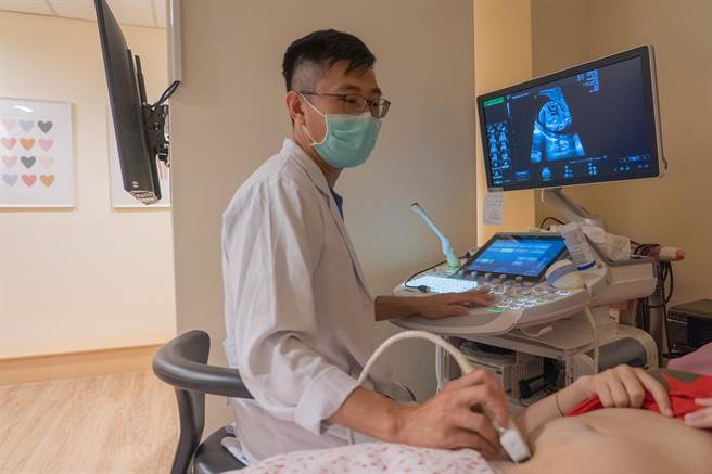 台中市沙鹿区27岁卓姓产妇怀孕5个月时接受高层次超音波检查发现宝宝有危急性先天性心臟病，令夫妻俩相当煎熬。（光田综合医院提供／潘虹恩台中传真）
