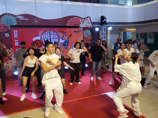 雲林縣府將於7月29日在雲林體育館舉行「第二屆雲林國際街舞盛典」街舞大賽，縣長張麗善（中）6日在街舞老師們指導帶動下，立刻現學現演。（周麗蘭攝）