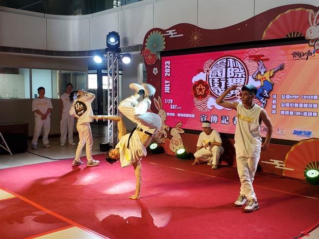 雲林縣街舞委員會派出5位在地代表選手，今天在記者會中展現高超舞藝。（周麗蘭攝）