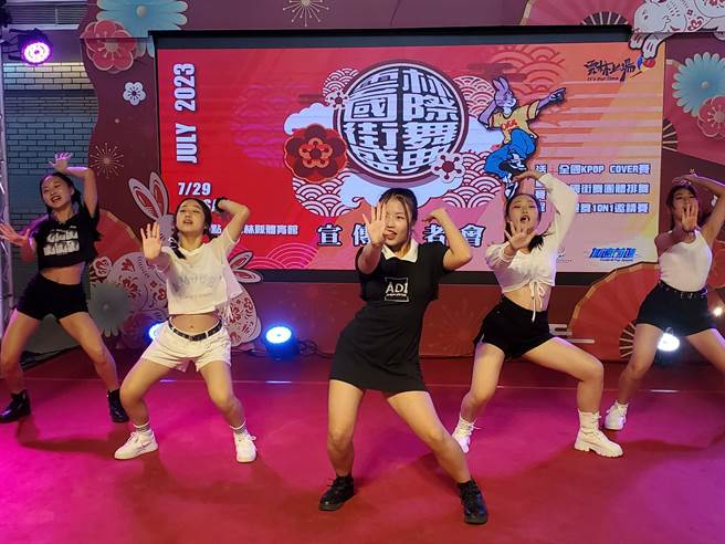 由雲林縣少女組成的舞團展現對街舞的熱愛。（周麗蘭攝）