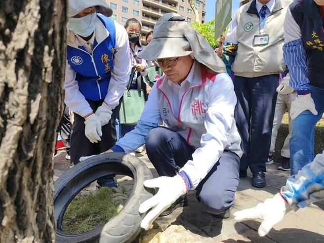 桃园市长张善政今天下午前往桃园区龙凤公园及桃园区卫生所，出席「清除孳生源总动员」及视察疫苗施打情形。（赖佑维摄）