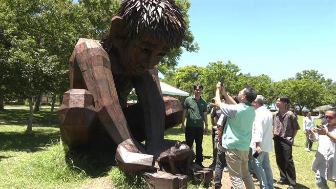 台灣南投藝術家全得富以漂流木打造作品《阿嬤的叮囑》，吸引民眾搶拍。（讀者提供／蔡旻妤台東傳真）