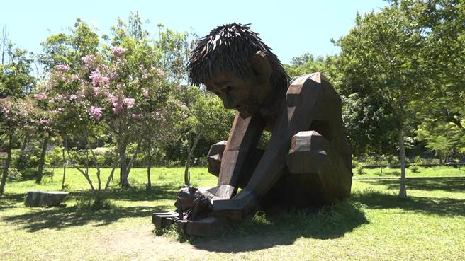 台灣南投藝術家全得富以漂流木打造作品《阿嬤的叮囑》。（讀者提供／蔡旻妤台東傳真）