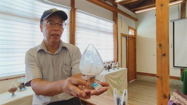 林试所中埔研究中心副研究员蔡景株特别介绍「马利筋」种子有毛、也有翅膀。（廖素慧摄）