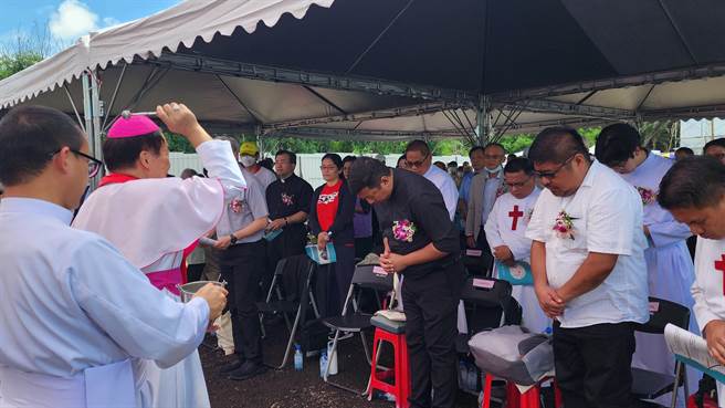 天主教台南教區黃敏正主教灑聖水為來賓及工地祈福。（許逸民攝）