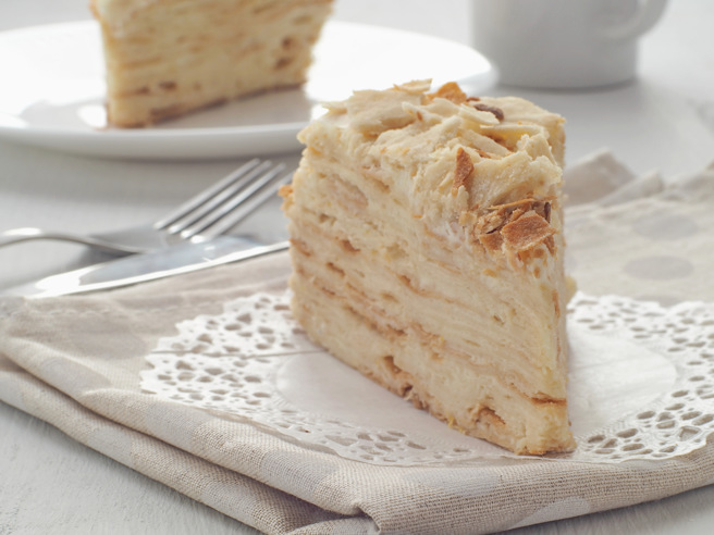 一位爸爸偷带儿女去吃蛋糕，在孩子们唱生日快乐歌时落泪，没想到却收到好心妇人送蛋糕。（示意图／shutterstock）