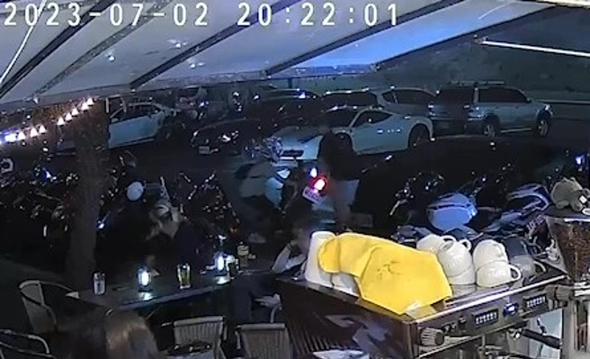 林女于牵车时，不慎擦撞停放于一旁的蓝宝坚尼超跑右前车头，导致右前方保险杆及车头毁损。（图／民眾提供）