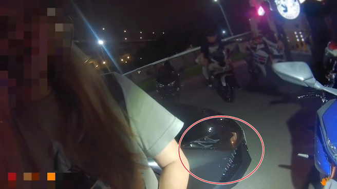 林女于牵车时，不慎擦撞停放于一旁的蓝宝坚尼超跑右前车头，导致右前方保险杆及车头毁损。（图／民眾提供）