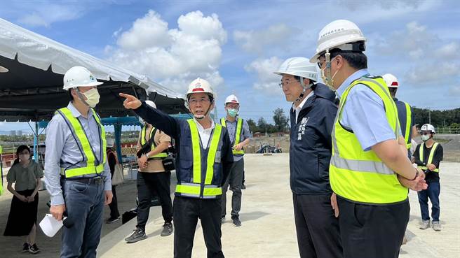 高雄副市长林钦荣视察路网工程进度。（高雄市工务局提供／崔正纲高雄传真）