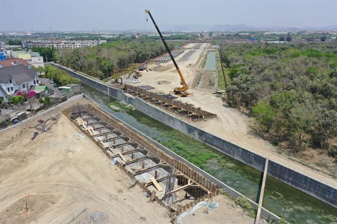 高雄新市镇1-2号道路西段工程空拍照，预计年底完工。（高雄市工务局提供／崔正纲高雄传真）